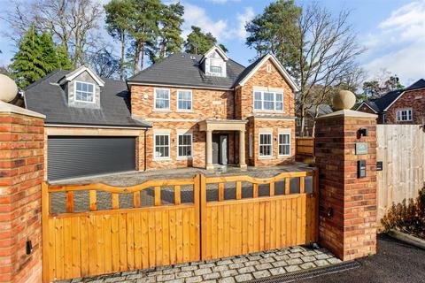 4 bedroom detached house for sale - The Grove, South Ascot
