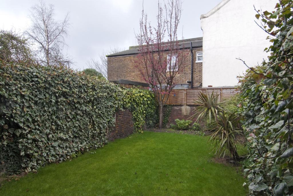 College Road, Kensal Rise, London, NW10 2 bed apartment £2,150 pcm (£