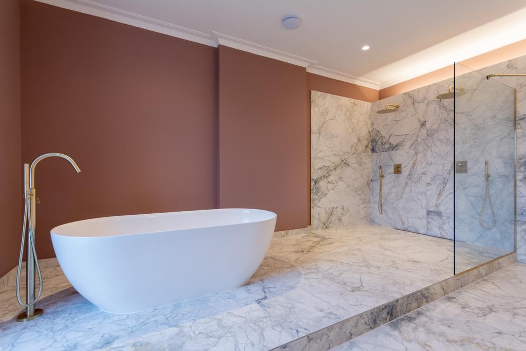 Bedroom one en-suite bath