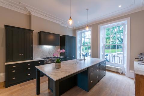 10 Caledonia Place, Bristol, BS8 4DH