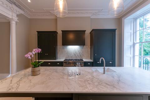 10 Caledonia Place, Bristol, BS8 4DH
