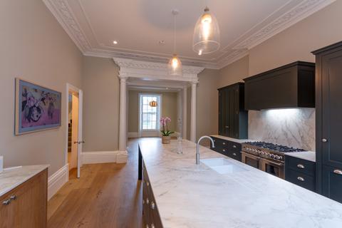 10 Caledonia Place, Bristol, BS8 4DH