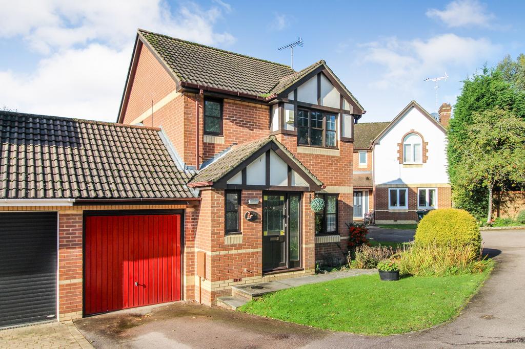 Olivier Road, Maidenbower, Crawley, West Sussex. RH10 7ZG 3 bed