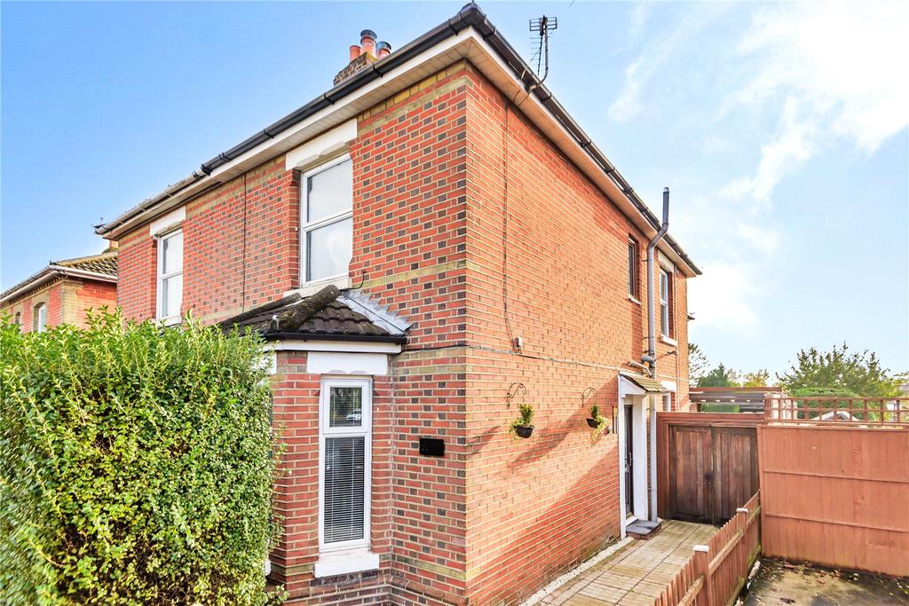 Bursledon Road, Bitterne, Southampton, Hampshire, SO19 2 bed semi