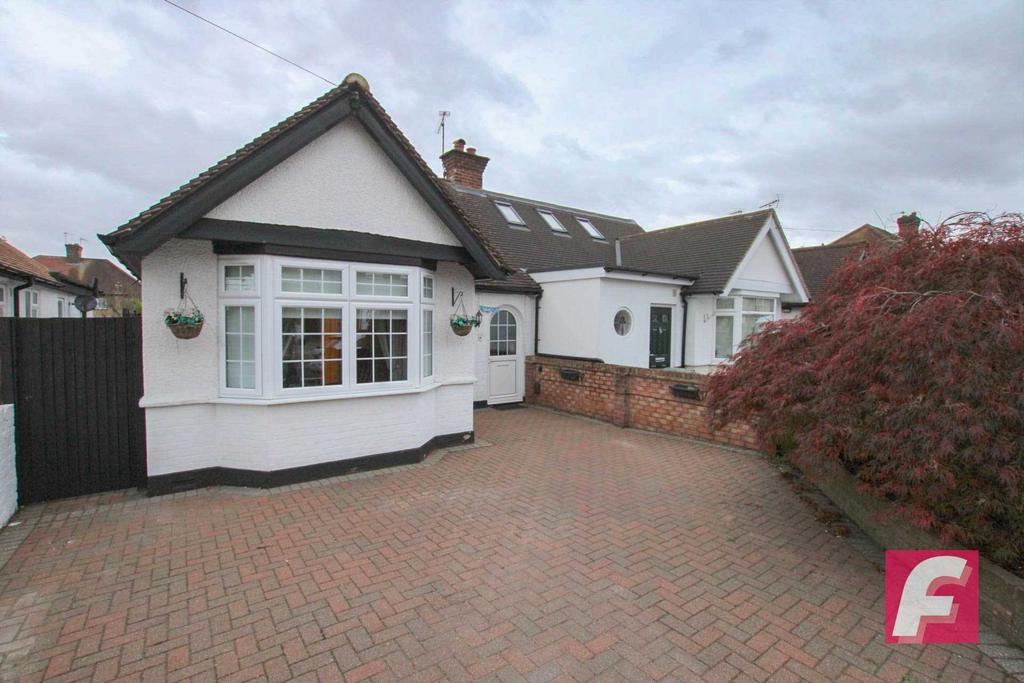 Southfield Avenue, Watford, WD24 2 bed semidetached bungalow £1,500 pcm (£346 pw)