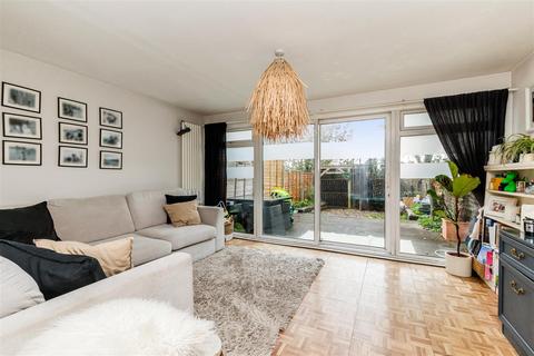 4 Barons Walk, Lewes, BN7 1EX
