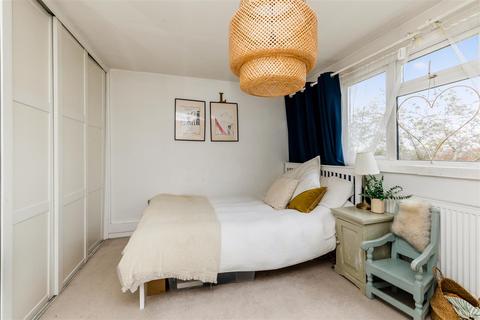 4 Barons Walk, Lewes, BN7 1EX