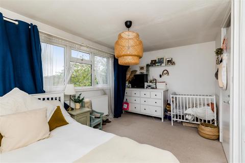 4 Barons Walk, Lewes, BN7 1EX