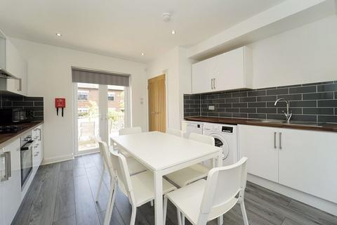 5 bedroom semi-detached house to rent, Ash Gardens, Leeds