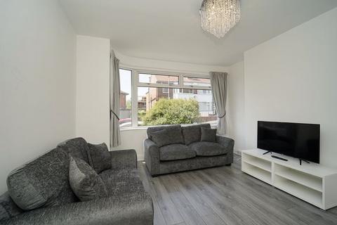5 bedroom semi-detached house to rent, Ash Gardens, Leeds
