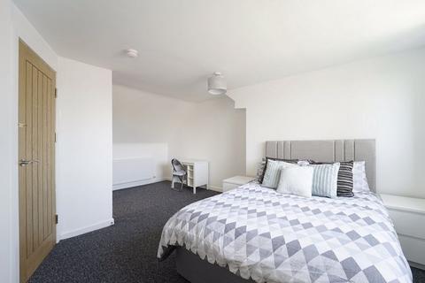 5 bedroom semi-detached house to rent, Ash Gardens, Leeds