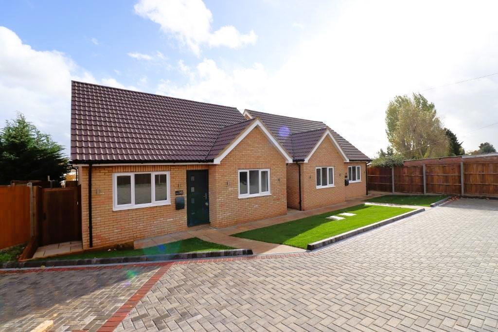 Gransden Close, Luton, Bedfordshire, LU3 2UJ 3 bed detached bungalow