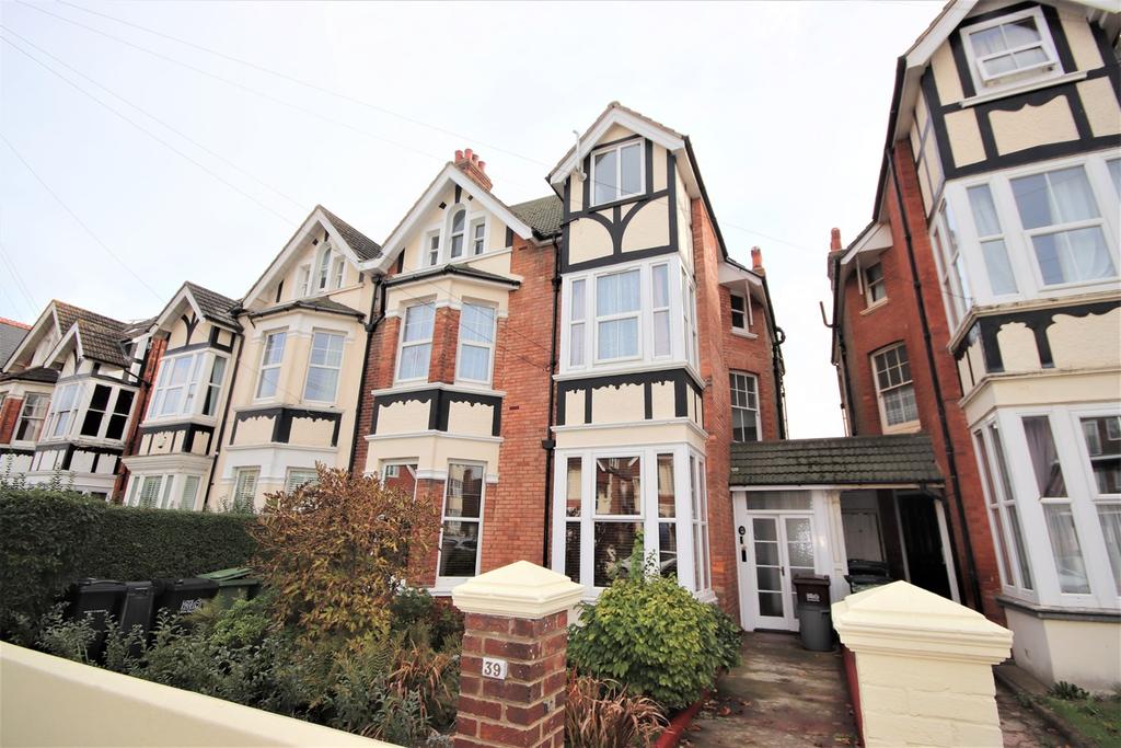 Wickham Avenue, BexhillonSea, TN39 2 bed flat £186,000