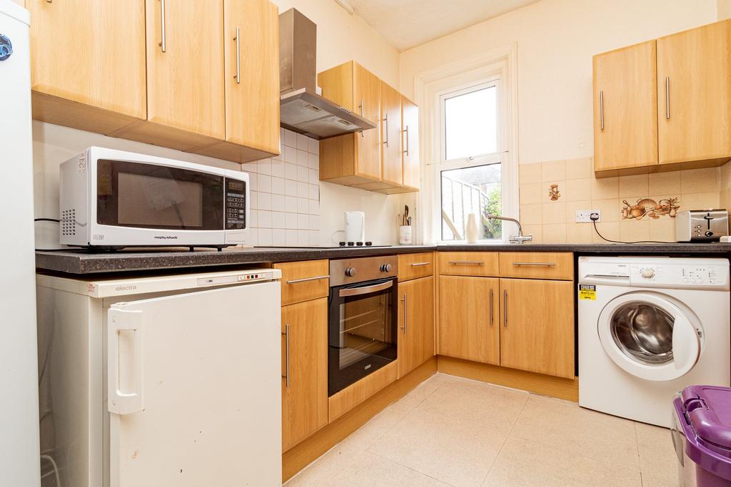 Stanfield Road, Bournemouth 5 bed house £2,450 pcm (£565 pw)