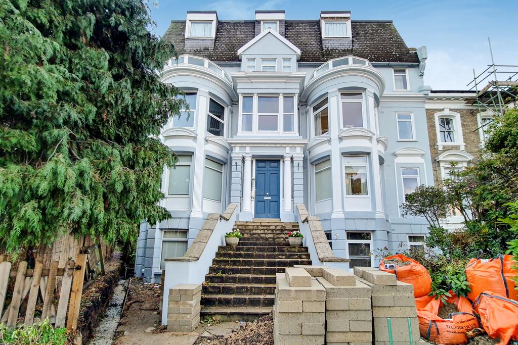 E Ravensbourne Park Crescent, London... 2 bed flat £1,800 pcm (£415 pw)