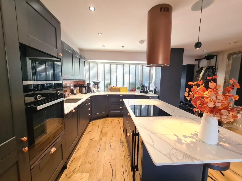 Dorchester Road, Worcester Park 3 bed end of terrace house £620,000