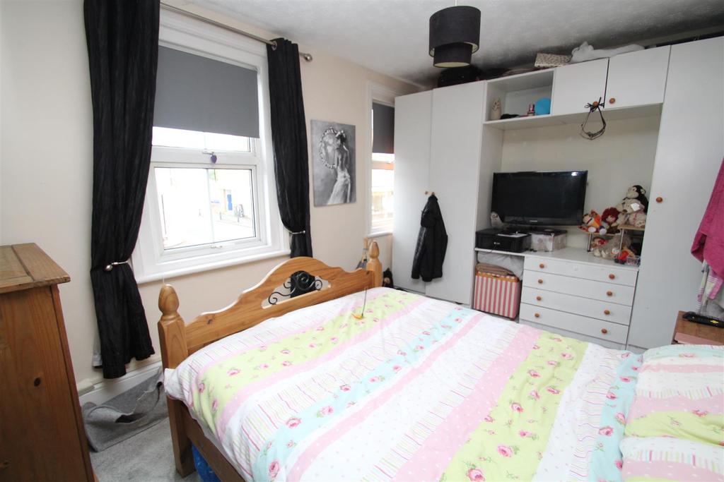 Cricklade Road, Gorse Hill, Swindon 3 bed end of terrace house £210,000