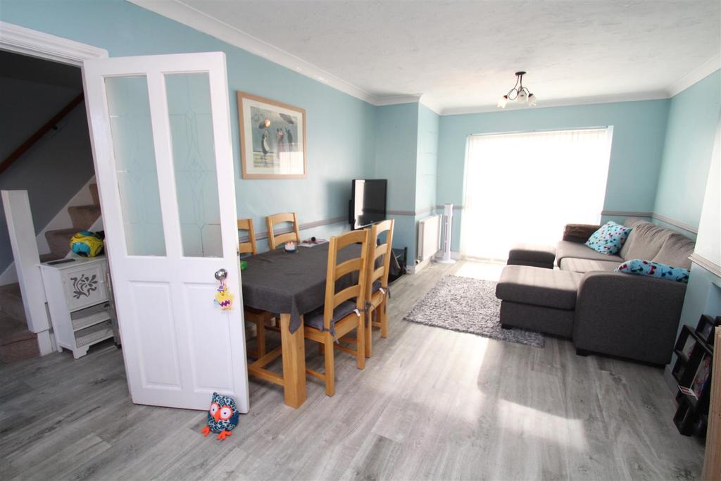 Pakenham Road, Swindon 3 bed terraced house for sale £215,000