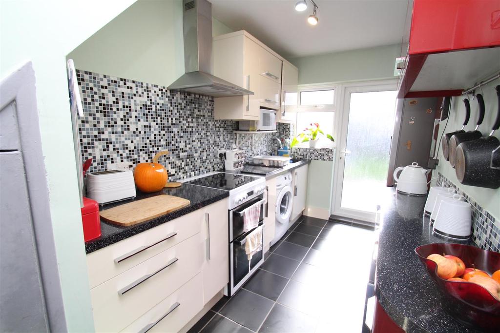 Pakenham Road, Swindon 3 bed terraced house £215,000