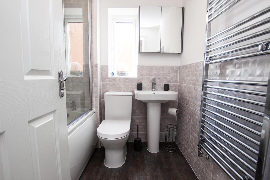 Bathroom 2.jpg