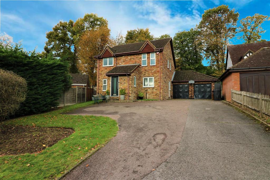 Bluebells, Welwyn, Herts, AL6 5 bed detached house for sale £825,000