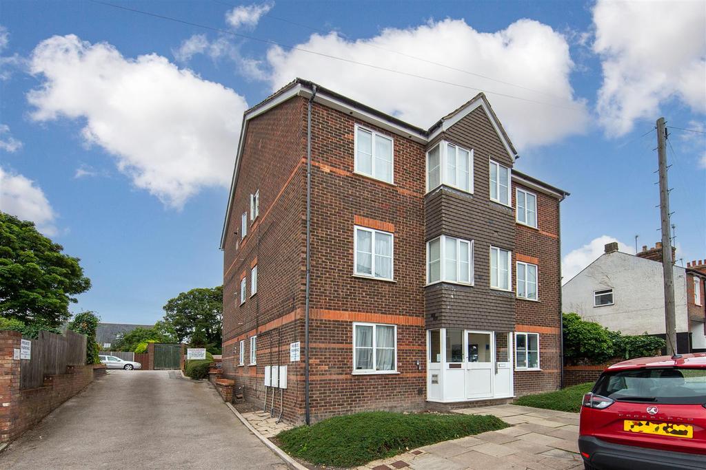 Chiltern Court, Chiltern Road, Dunstable 2 bed flat £150,000