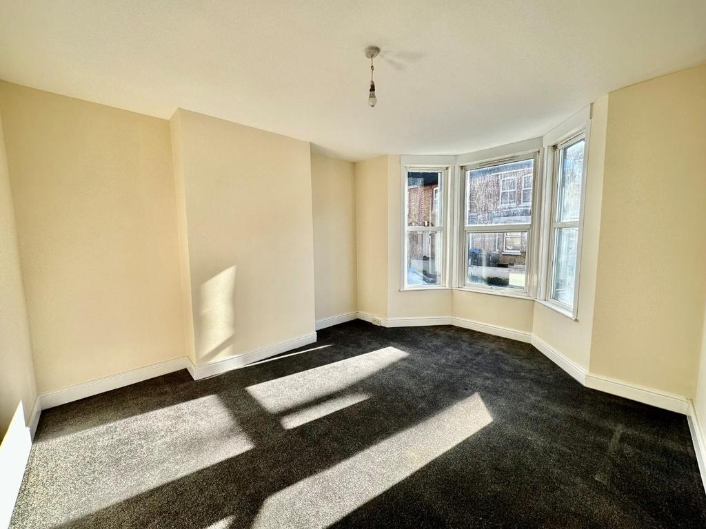 Longfield Road, Dover 4 bed house £1,100 pcm (£254 pw)