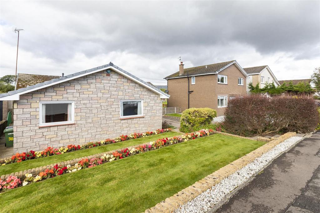 Pinewood Ave, Lenzie 3 bed detached bungalow £295,000