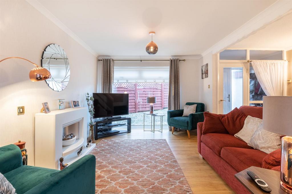 Pinewood Ave, Lenzie 3 bed detached house £265,000