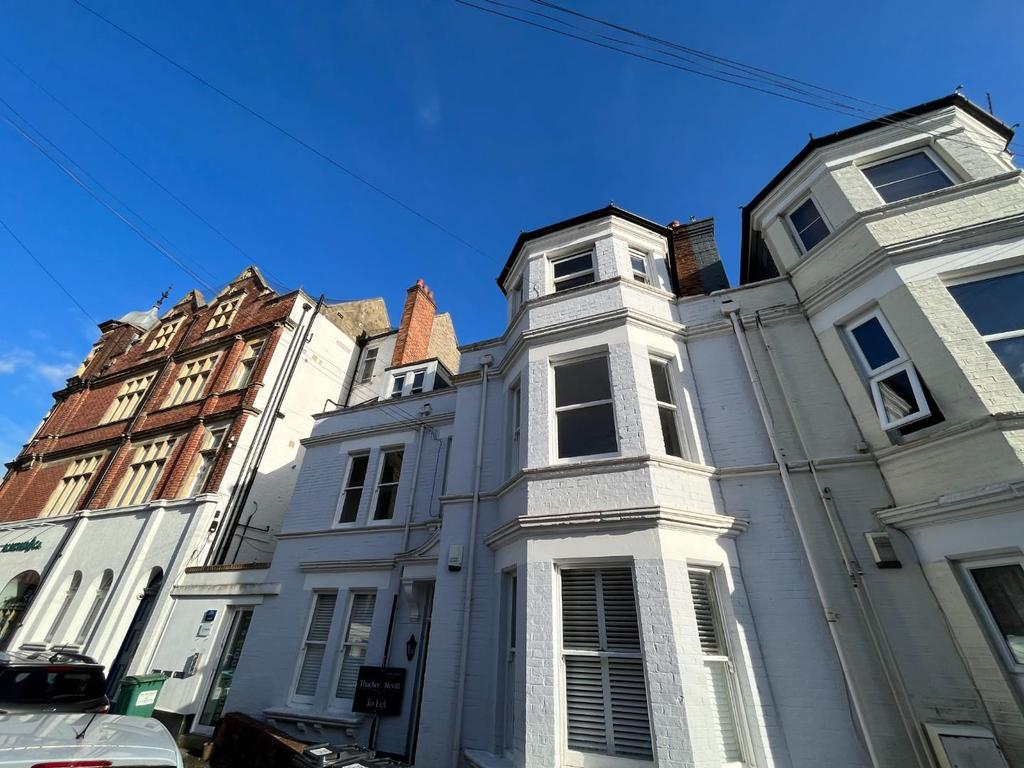 Eldon Place, Bournemouth 2 bed flat £1,000 pcm (£231 pw)
