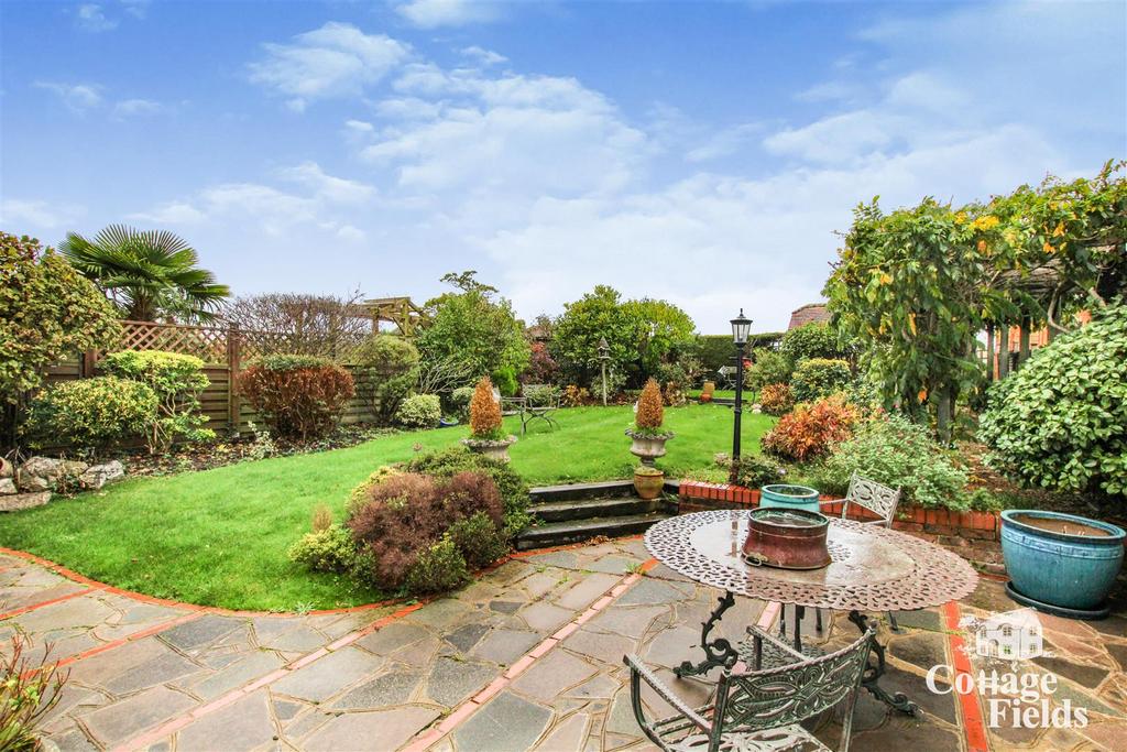 Cotswold Way, Enfield EN2 3 bed semidetached house £950,000