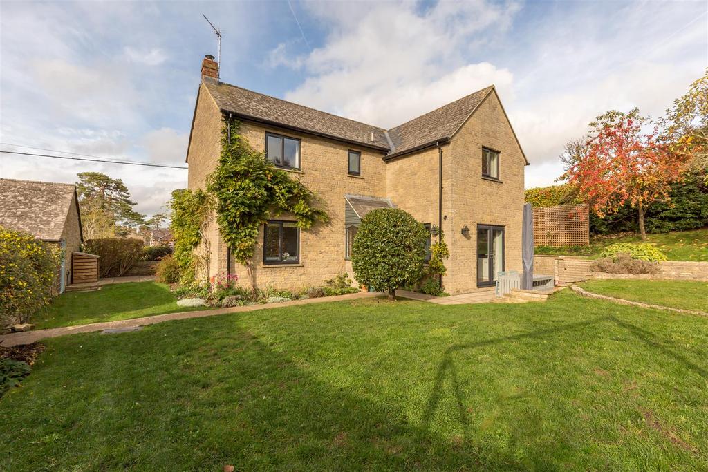 Walnut Rise, Somerton 4 bed detached house for sale £650,000