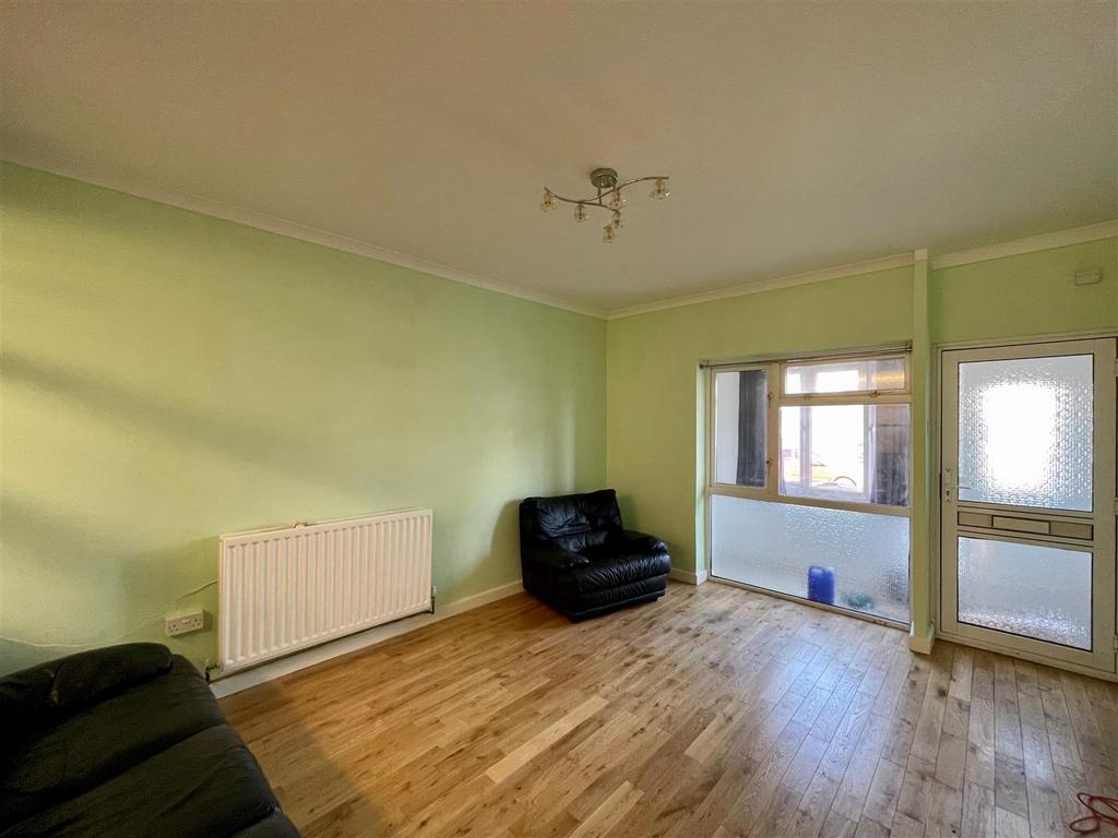 Laxton Close, Kingswinford, DY6 8RN 3 bed bungalow for sale £200,000