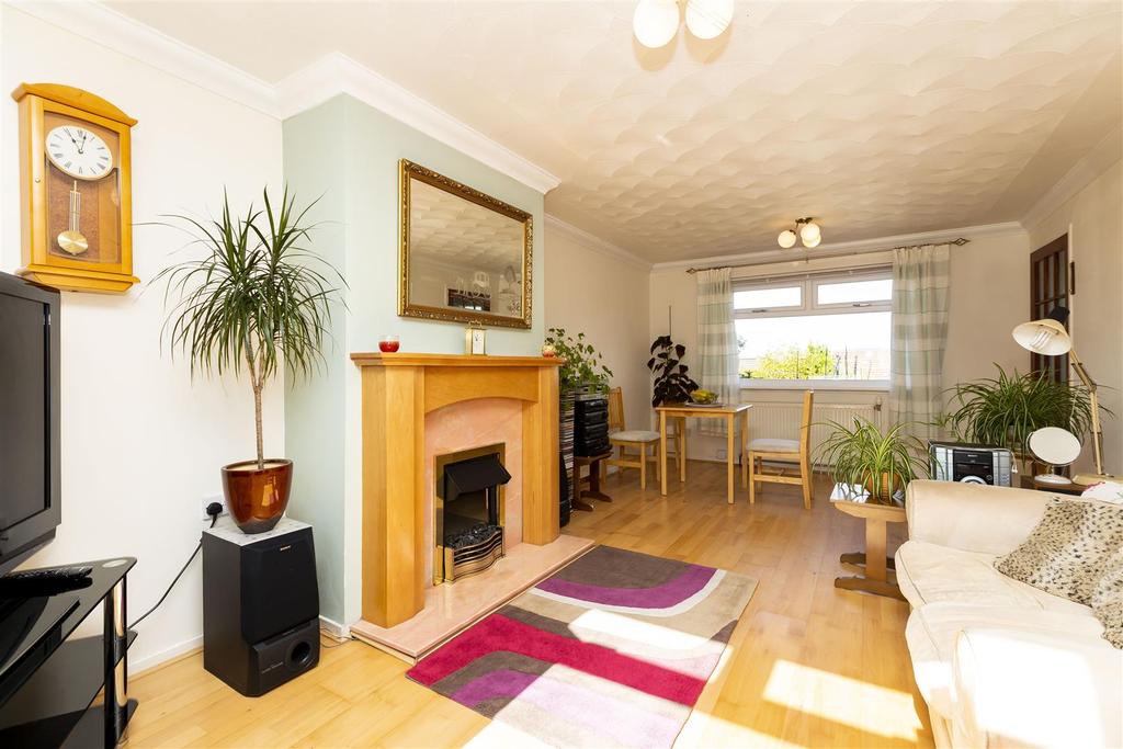 Oak Drive, Lenzie, Glasgow 3 bed terraced house £170,000