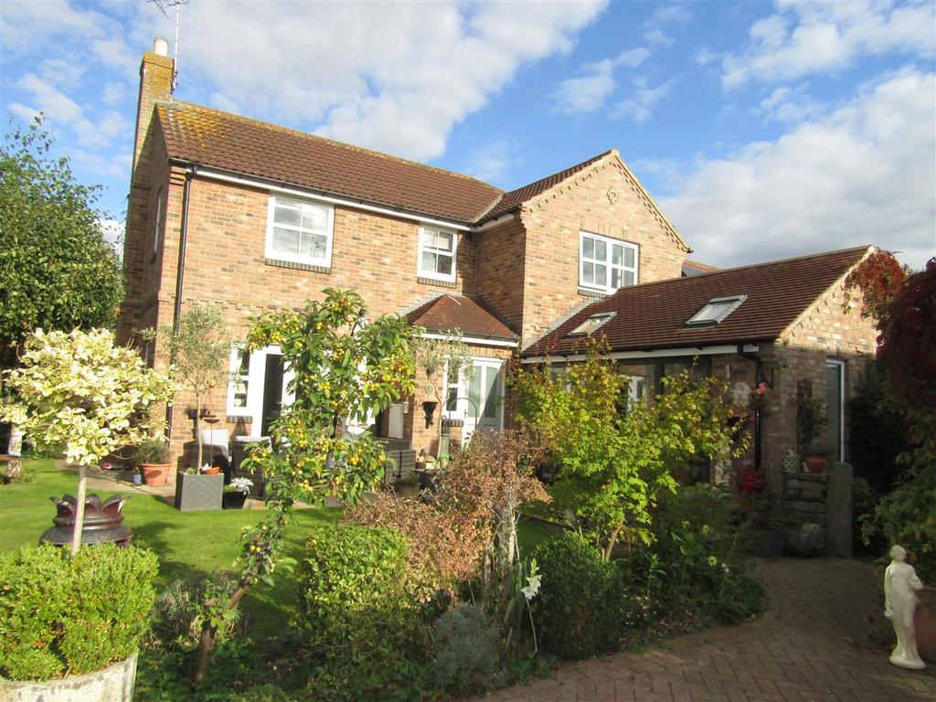 St. Johns Walk, Boroughbridge, York 3 bed detached house to rent £