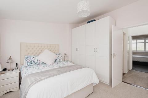 5 Dirdene Close, Epsom, KT17 4AY