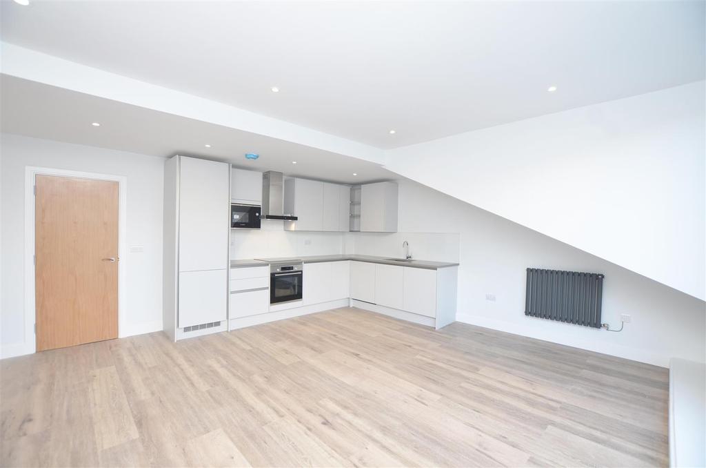 Bushy Park Mews, Hampton Hill 1 bed apartment £1,695 pcm (£391 pw)