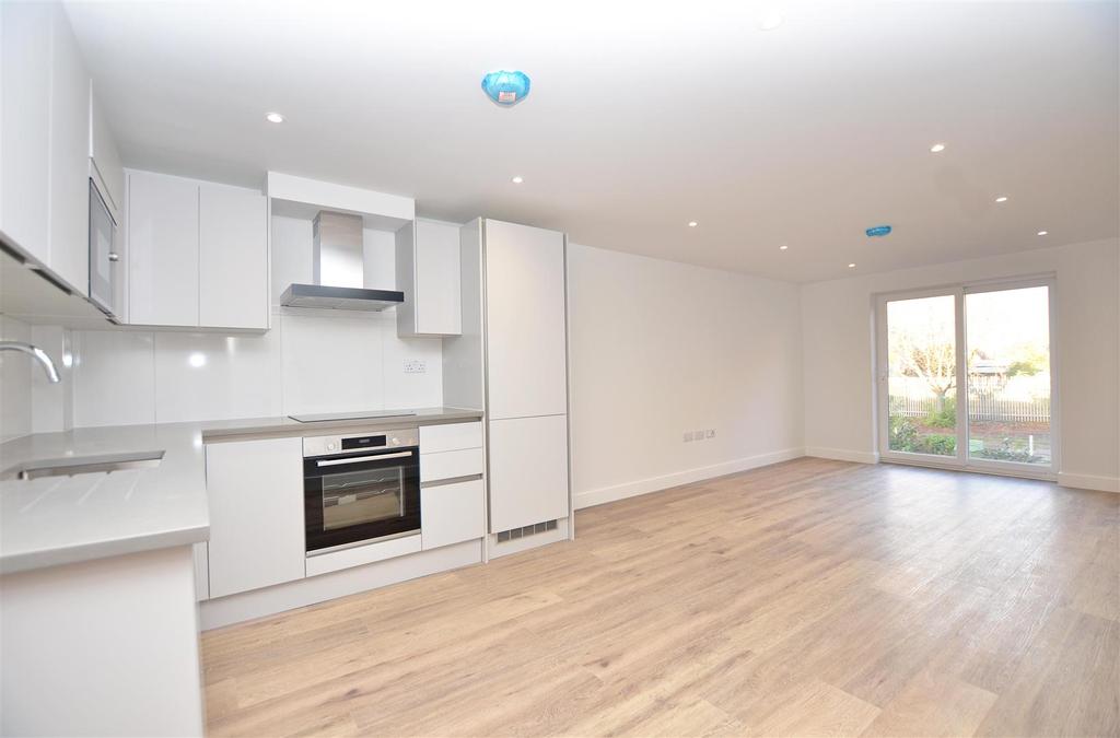 Bushy Park Mews, Hampton Hill 2 bed apartment £1,895 pcm (£437 pw)