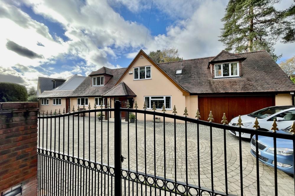 The Glade, Ashley Heath, BH24 2HR 5 bed detached house £1,000,000