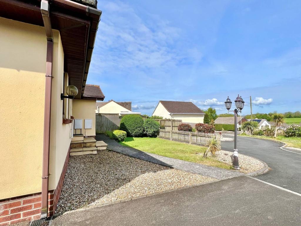 Rose Gardens, Ipplepen, Newton Abbot 3 bed detached bungalow - £1,300 ...