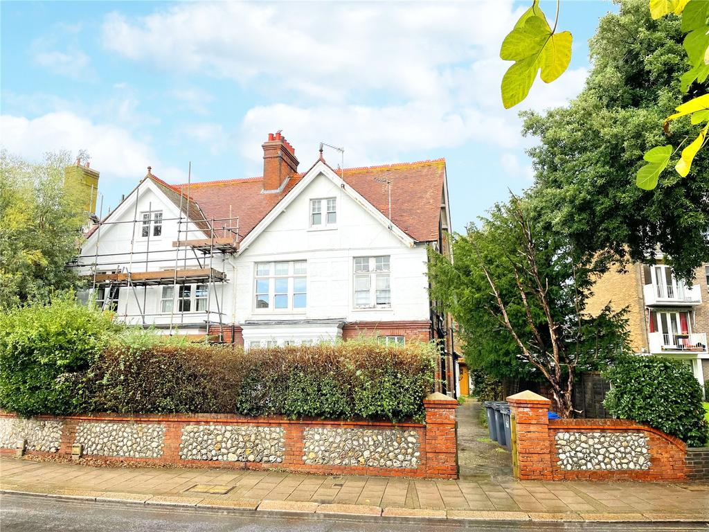 Wykeham Road, Worthing, West Sussex, BN11 2 bed apartment £200,000