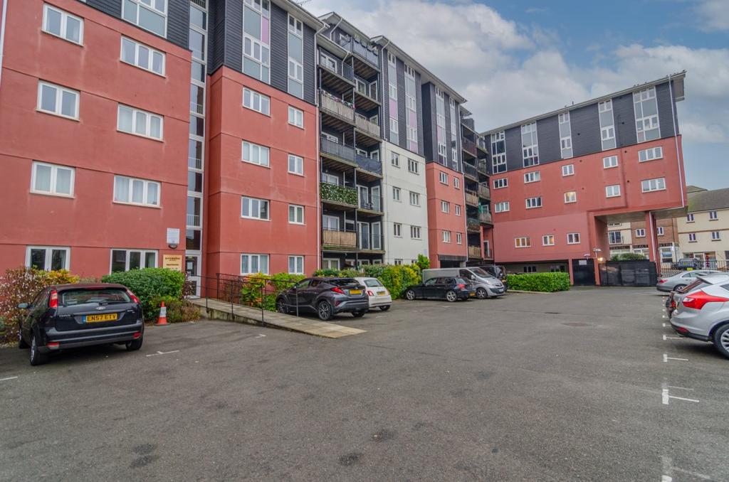 Riverside Place, Wickford 3 bed apartment £1,200 pcm (£277 pw)