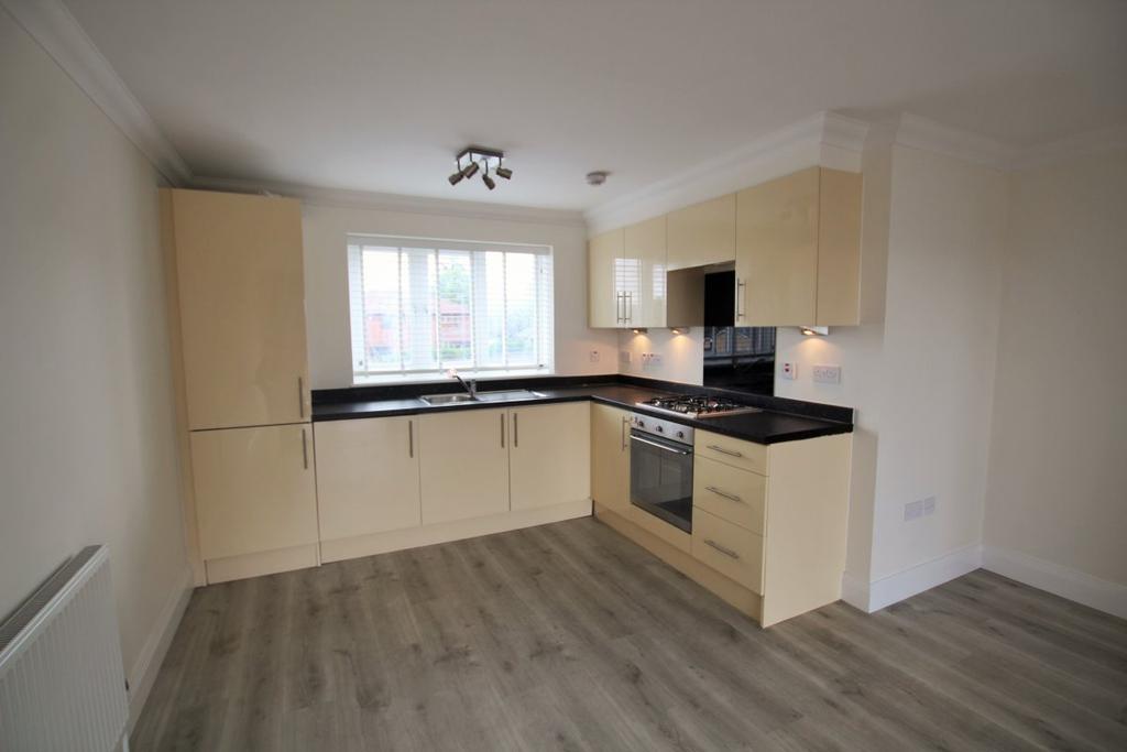 Riverside Place, Wickford 3 bed apartment £1,200 pcm (£277 pw)