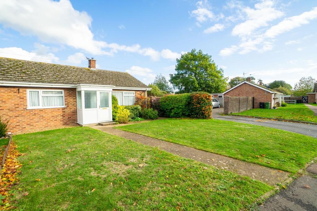 Snape Hall Road, Long Stratton 2 bed semidetached bungalow for sale £220,000