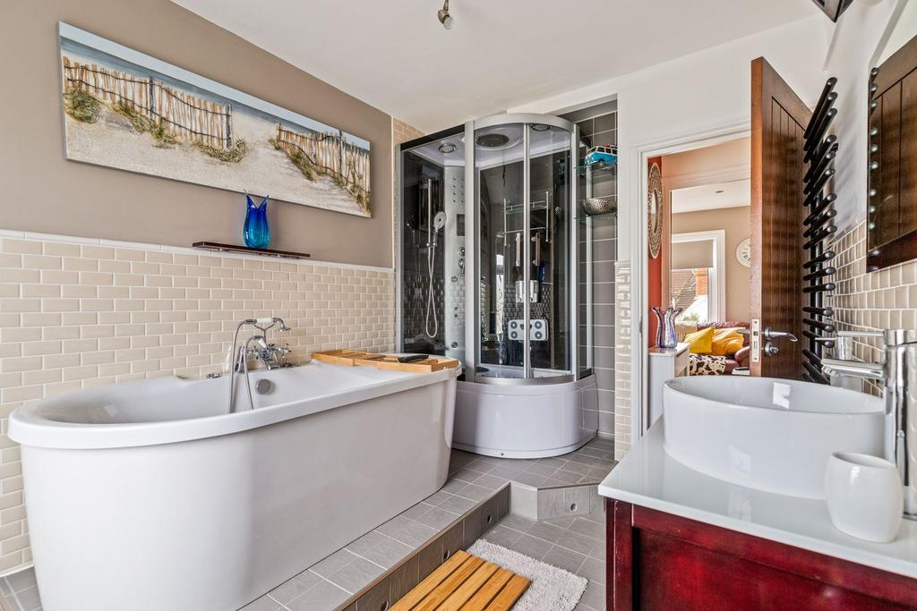 East Cliff, Folkestone, CT19 4 bed for sale £250,000