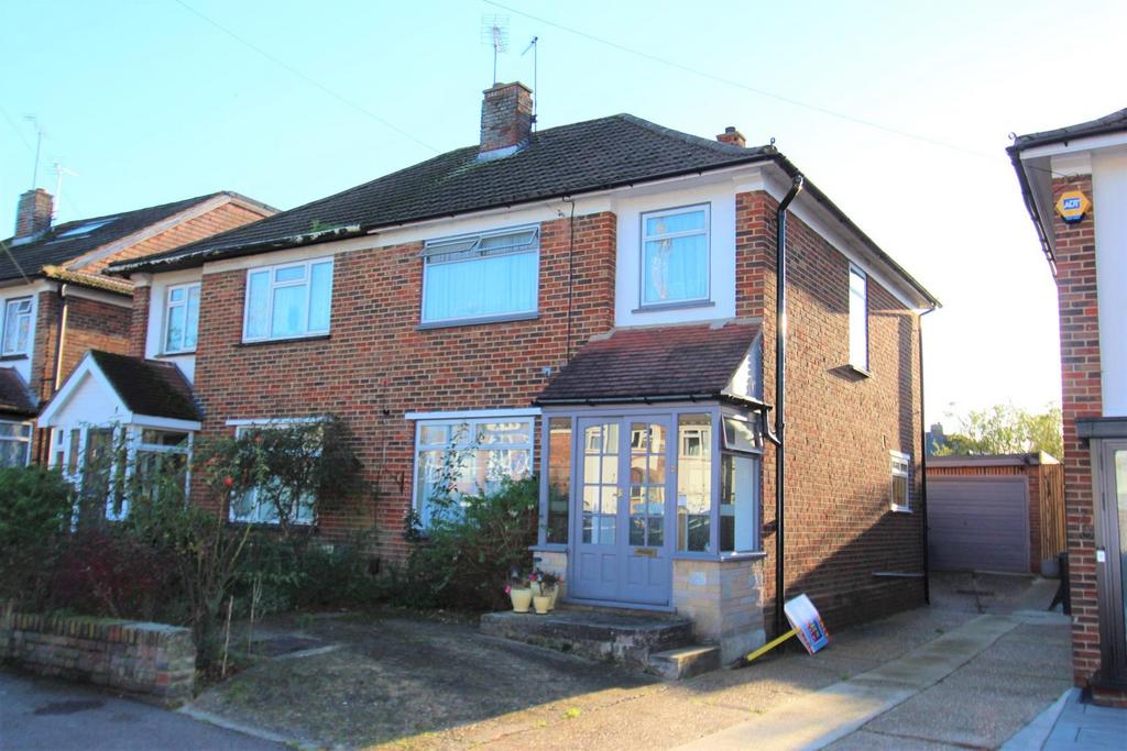 Hawkwood Crescent, North Chingford 3 bed semidetached house £600,000
