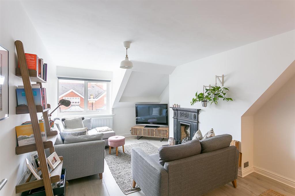 Woodbine Avenue, Gosforth, Newcastle... 2 bed flat £1,200 pcm (£277 pw)