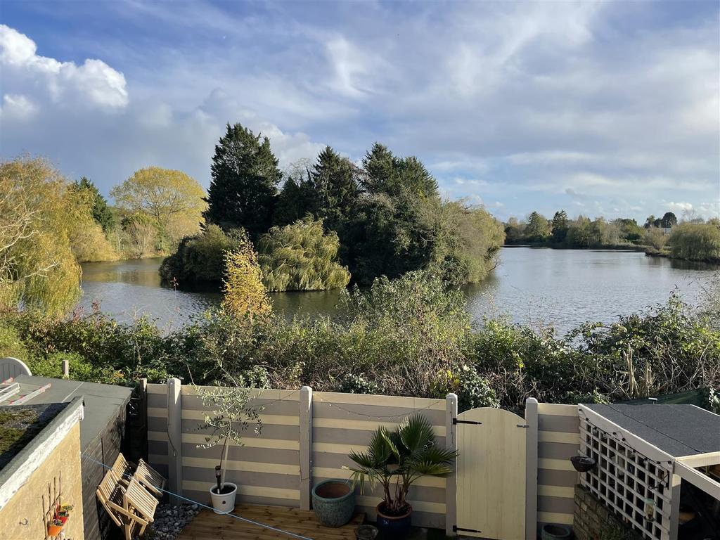 Rye Crescent, BourtonOnTheWater... 3 bed end of terrace house £335,000