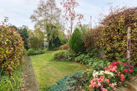 3 bedroom semi-detached house for sale - Westwood Drive, Little Chalfont, Buckinghamshire, HP6 6RW