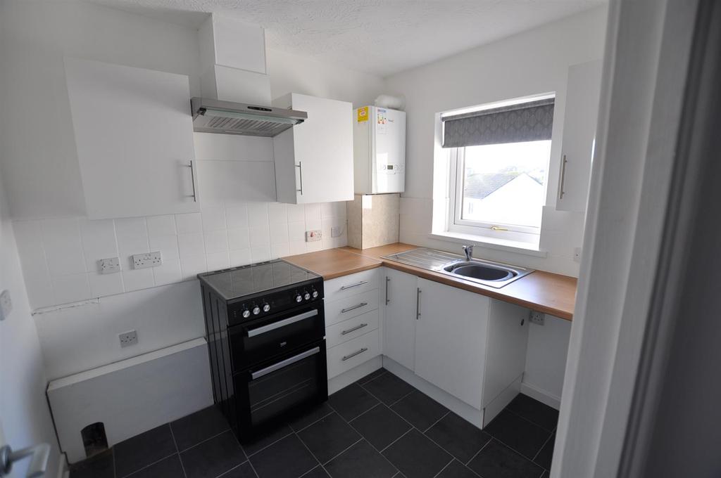 Waun Burgess, Carmarthen 2 bed semidetached house £600 pcm (£138 pw)